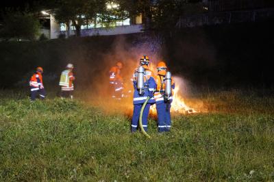 Neuffen: Jugendfeuerwehren aus Neuffen, Kohlberg, Frickenhausen und Beuren fuehren gemeinsam mit JRK 24 Stunden Uebung durch